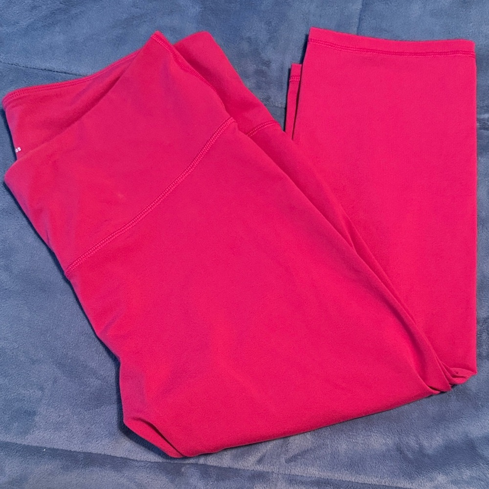 Old Navy Woman’s Magenta Cropped Leggings